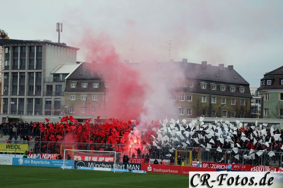 Pyroshow der FC Bayern Fans zu Beginn der 2. Halbzeit.<br />Bild: Claude Rapp / CR-Fotos.de”><figcaption>Pyroshow der FC Bayern Fans zu Beginn der 2. Halbzeit.<br />Bild: Claude Rapp / CR-Fotos.de</figcaption></figure>
<figure><img decoding=