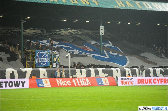 Eine der Blockfahne der GKS Katowice Fans.<br />Bild: niebiescy.pl“><figcaption>Eine der Blockfahne der GKS Katowice Fans.<br />Bild: niebiescy.pl</figcaption></figure>
<figure><img decoding=