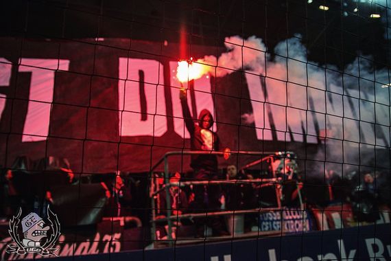 Wegen dieser Fackel ermittelt nun der DFB-Kontrollausschuss.<br />Bild: Ultras-GE.de”><figcaption>Wegen dieser Fackel ermittelt nun der DFB-Kontrollausschuss.<br />Bild: Ultras-GE.de</figcaption></figure>
<figure><img decoding=