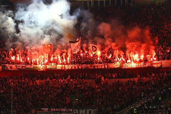 Pyroshow von Mönchengladbacher Fans in Düsseldorf.<br />Bild: Dirk Päffgen”><figcaption>Pyroshow von Mönchengladbacher Fans in Düsseldorf.<br />Bild: Dirk Päffgen</figcaption></figure>
<figure><img decoding=