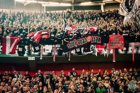 Gladbacher-Ultras präsentierten der Düsseldorfer Fanszene geklautes Material. Bild: Nordkurvenfotos.de