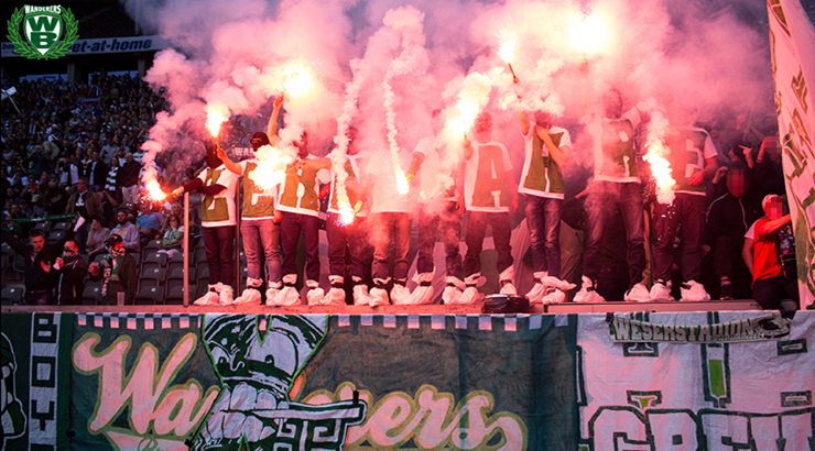 Pyroaktion der Werder-Ultras in Berlin.<br />Bild: Wanderers-Bremen.de”><figcaption>Pyroaktion der Werder-Ultras in Berlin.<br />Bild: Wanderers-Bremen.de</figcaption></figure>
<figure><img decoding=
