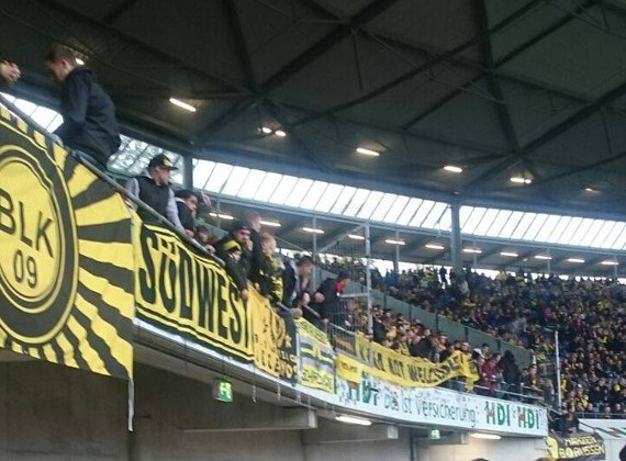 Im Gästeblock hing ein Spruchband der Jubos gegen Martin Kind, aber keine Zaunfahnen der BVB-Ultras.<br />Bild: BVB-Fanabteilung.de”><figcaption>Im Gästeblock hing ein Spruchband der Jubos gegen Martin Kind, aber keine Zaunfahnen der BVB-Ultras.<br />Bild: BVB-Fanabteilung.de</figcaption></figure>
                </div>
                
                <!-- YouTube (Meta-Feld) -->
                
            </div>
        </article>

                <script>
        (function() {
            var root = document.querySelector('.ff-single-news-gallery');
            if (!root) return;
            var slides = root.querySelectorAll('.ff-single-news-gallery-slide');
            var dots = root.querySelectorAll('.ff-single-news-gallery-dot');
            var prev = root.querySelector('.ff-single-news-gallery-prev');
            var next = root.querySelector('.ff-single-news-gallery-next');
            var n = slides.length;
            if (n < 2) return;
            var i = 0;
            function closeAllImgInfo() {
                root.querySelectorAll('.ff-fv-img-info-host.is-info-open').forEach(function(host) {
                    host.classList.remove('is-info-open');
                    var b = host.querySelector('.ff-fv-img-info-btn');
                    var p = host.querySelector('.ff-fv-img-info-panel');
                    if (b) b.setAttribute('aria-expanded', 'false');
                    if (p) p.setAttribute('aria-hidden', 'true');
                });
            }
            function show(idx) {
                closeAllImgInfo();
                i = ((idx % n) + n) % n;
                for (var s = 0; s < n; s++) {
                    if (s === i) slides[s].removeAttribute('hidden'); else slides[s].setAttribute('hidden', '');
                }
                for (var s = 0; s < dots.length; s++) {
                    dots[s].classList.toggle('is-active', s === i);
                    dots[s].setAttribute('aria-selected', s === i ? 'true' : 'false');
                }
            }
            if (prev) prev.addEventListener('click', function() { show(i - 1); });
            if (next) next.addEventListener('click', function() { show(i + 1); });
            for (var d = 0; d < dots.length; d++) {
                (function(di) { dots[di].addEventListener('click', function() { show(di); }); })(d);
            }
        })();
        </script>
        
        <!-- Kommentare -->
                <section class=