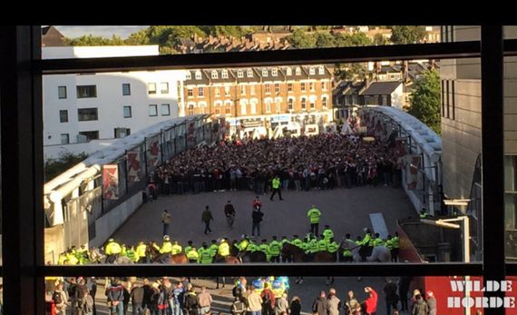Die Ordnungskräfte waren mit dem Ansturm Kölner Fans sichtlich überfordert.<br />Bild: WH96.de”><figcaption>Die Ordnungskräfte waren mit dem Ansturm Kölner Fans sichtlich überfordert.<br />Bild: WH96.de</figcaption></figure>
<figure><img decoding=