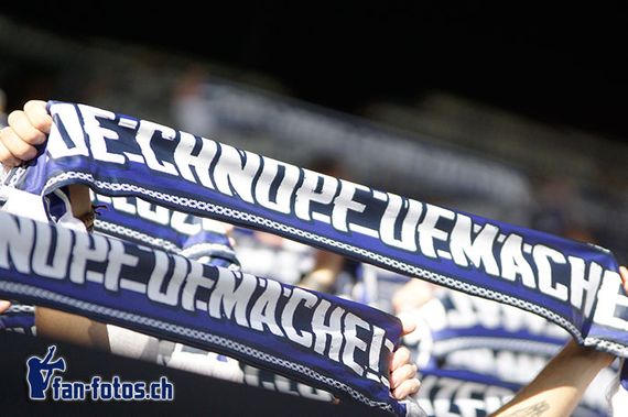 So sahen die Schals aus.<br />Bild: fcl.fan-fotos.ch“><figcaption>So sahen die Schals aus.<br />Bild: fcl.fan-fotos.ch</figcaption></figure>
<figure><img decoding=