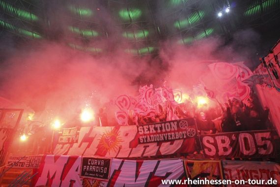 Pyroshow der Mainz 05 Fans in Mönchengladbach.<br />Bild: rheinhessen-on-tour.de”><figcaption>Pyroshow der Mainz 05 Fans in Mönchengladbach.<br />Bild: rheinhessen-on-tour.de</figcaption></figure>
<figure><img decoding=