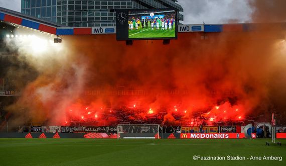 Die Pyroaktion der FC Basel Fans.<br />Bild: Faszination Stadion“><figcaption>Die Pyroaktion der FC Basel Fans.<br />Bild: Faszination Stadion</figcaption></figure>
            </div>

                    </article>

                <section class=