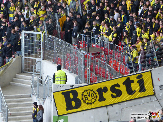 Beim Spiel in Stuttgart werden Teile der BVB-Fanszene nicht anwesend sein.<br />Bild: vfb-bilder.de”><figcaption>Beim Spiel in Stuttgart werden Teile der BVB-Fanszene nicht anwesend sein.<br />Bild: vfb-bilder.de</figcaption></figure>
                </div>
                
                <!-- YouTube (Meta-Feld) -->
                
            </div>
        </article>

                <script>
        (function() {
            var root = document.querySelector('.ff-single-news-gallery');
            if (!root) return;
            var slides = root.querySelectorAll('.ff-single-news-gallery-slide');
            var dots = root.querySelectorAll('.ff-single-news-gallery-dot');
            var prev = root.querySelector('.ff-single-news-gallery-prev');
            var next = root.querySelector('.ff-single-news-gallery-next');
            var n = slides.length;
            if (n < 2) return;
            var i = 0;
            function closeAllImgInfo() {
                root.querySelectorAll('.ff-fv-img-info-host.is-info-open').forEach(function(host) {
                    host.classList.remove('is-info-open');
                    var b = host.querySelector('.ff-fv-img-info-btn');
                    var p = host.querySelector('.ff-fv-img-info-panel');
                    if (b) b.setAttribute('aria-expanded', 'false');
                    if (p) p.setAttribute('aria-hidden', 'true');
                });
            }
            function show(idx) {
                closeAllImgInfo();
                i = ((idx % n) + n) % n;
                for (var s = 0; s < n; s++) {
                    if (s === i) slides[s].removeAttribute('hidden'); else slides[s].setAttribute('hidden', '');
                }
                for (var s = 0; s < dots.length; s++) {
                    dots[s].classList.toggle('is-active', s === i);
                    dots[s].setAttribute('aria-selected', s === i ? 'true' : 'false');
                }
            }
            if (prev) prev.addEventListener('click', function() { show(i - 1); });
            if (next) next.addEventListener('click', function() { show(i + 1); });
            for (var d = 0; d < dots.length; d++) {
                (function(di) { dots[di].addEventListener('click', function() { show(di); }); })(d);
            }
        })();
        </script>
        
        <!-- Kommentare -->
                <section class=