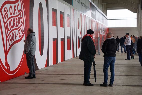 Das 120 Meter lange Wandbild auf der Waldemar-Klein-Tribüne wurde gestern präsentiert.<br />Bild: IGS”><figcaption>Das 120 Meter lange Wandbild auf der Waldemar-Klein-Tribüne wurde gestern präsentiert.<br />Bild: IGS</figcaption></figure>
<figure><img decoding=