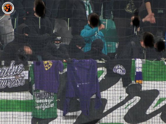 Geklaute Maribor-Kleidung in der Hand des Feindes.<br />Bild: Unterwegs in Sachen Fussball – www.uisf.de“><figcaption>Geklaute Maribor-Kleidung in der Hand des Feindes.<br />Bild: Unterwegs in Sachen Fussball – www.uisf.de</figcaption></figure>
<figure><img decoding=