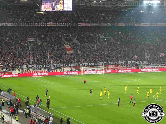 Gegen den eigenen Verein gerichtetes Spruchband der drei Stuttgarter Ultràgruppen.<br />Bild: timo0711.blogspot.de”><figcaption>Gegen den eigenen Verein gerichtetes Spruchband der drei Stuttgarter Ultràgruppen.<br />Bild: timo0711.blogspot.de</figcaption></figure>
<figure><img decoding=