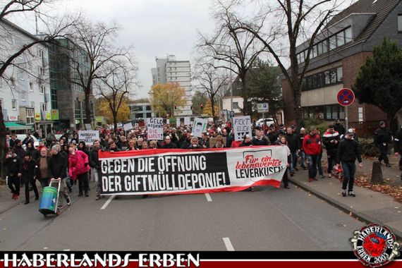 Die Demonstration gegen die Öffnung der Giftmülldeponie.<br />Bild: Haberlands-Erben.de”><figcaption>Die Demonstration gegen die Öffnung der Giftmülldeponie.<br />Bild: Haberlands-Erben.de</figcaption></figure>
<figure><img decoding=