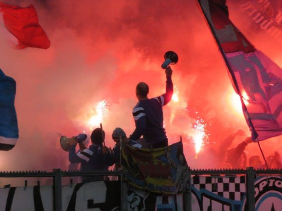 Pyroshow der HSV-Fans auf Schalke.<br />Bild: Susanneblondundblau”><figcaption>Pyroshow der HSV-Fans auf Schalke.<br />Bild: Susanneblondundblau</figcaption></figure>
<figure><img decoding=