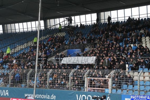 Die Bochumer Ultràszene am Samstag in der Westkurve.<br />Bild: Photomafia-Bochum.de”><figcaption>Die Bochumer Ultràszene am Samstag in der Westkurve.<br />Bild: Photomafia-Bochum.de</figcaption></figure>
<figure><img decoding=