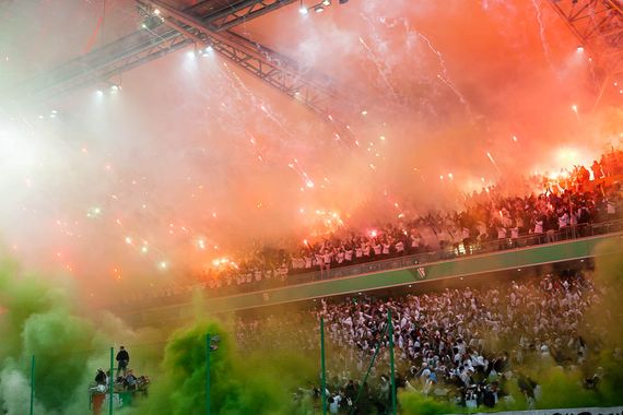 Pyroshow der Legia-Fans.<br />Bild: legionisci.com“><figcaption>Pyroshow der Legia-Fans.<br />Bild: legionisci.com</figcaption></figure>
<figure><img decoding=