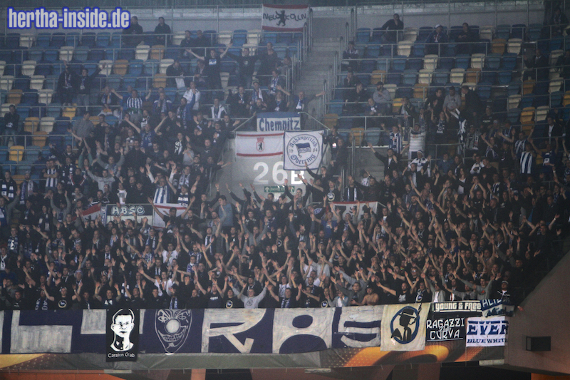 Hertha-Fans beim Europa League Auswärtsspiel in der Ukraine.<br />Bild: Hertha-Inside.de”><figcaption>Hertha-Fans beim Europa League Auswärtsspiel in der Ukraine.<br />Bild: Hertha-Inside.de</figcaption></figure>
                </div>
                
                <!-- YouTube (Meta-Feld) -->
                
            </div>
        </article>

                <script>
        (function() {
            var root = document.querySelector('.ff-single-news-gallery');
            if (!root) return;
            var slides = root.querySelectorAll('.ff-single-news-gallery-slide');
            var dots = root.querySelectorAll('.ff-single-news-gallery-dot');
            var prev = root.querySelector('.ff-single-news-gallery-prev');
            var next = root.querySelector('.ff-single-news-gallery-next');
            var n = slides.length;
            if (n < 2) return;
            var i = 0;
            function closeAllImgInfo() {
                root.querySelectorAll('.ff-fv-img-info-host.is-info-open').forEach(function(host) {
                    host.classList.remove('is-info-open');
                    var b = host.querySelector('.ff-fv-img-info-btn');
                    var p = host.querySelector('.ff-fv-img-info-panel');
                    if (b) b.setAttribute('aria-expanded', 'false');
                    if (p) p.setAttribute('aria-hidden', 'true');
                });
            }
            function show(idx) {
                closeAllImgInfo();
                i = ((idx % n) + n) % n;
                for (var s = 0; s < n; s++) {
                    if (s === i) slides[s].removeAttribute('hidden'); else slides[s].setAttribute('hidden', '');
                }
                for (var s = 0; s < dots.length; s++) {
                    dots[s].classList.toggle('is-active', s === i);
                    dots[s].setAttribute('aria-selected', s === i ? 'true' : 'false');
                }
            }
            if (prev) prev.addEventListener('click', function() { show(i - 1); });
            if (next) next.addEventListener('click', function() { show(i + 1); });
            for (var d = 0; d < dots.length; d++) {
                (function(di) { dots[di].addEventListener('click', function() { show(di); }); })(d);
            }
        })();
        </script>
        
        <!-- Kommentare -->
                <section class=