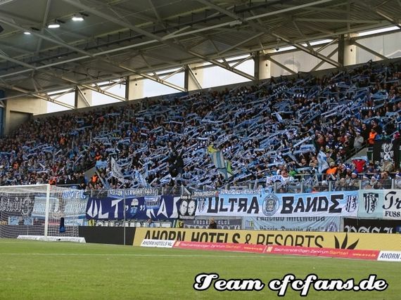 In der letzten Saison führte die Fanszene Chemnitz eine ähnliche Aktion beim Heimspiel gegen Regensburg durch.<br />Bild: cfcfans.info”><figcaption>In der letzten Saison führte die Fanszene Chemnitz eine ähnliche Aktion beim Heimspiel gegen Regensburg durch.<br />Bild: cfcfans.info</figcaption></figure>
                </div>
                
                <!-- YouTube (Meta-Feld) -->
                
            </div>
        </article>

                <script>
        (function() {
            var root = document.querySelector('.ff-single-news-gallery');
            if (!root) return;
            var slides = root.querySelectorAll('.ff-single-news-gallery-slide');
            var dots = root.querySelectorAll('.ff-single-news-gallery-dot');
            var prev = root.querySelector('.ff-single-news-gallery-prev');
            var next = root.querySelector('.ff-single-news-gallery-next');
            var n = slides.length;
            if (n < 2) return;
            var i = 0;
            function closeAllImgInfo() {
                root.querySelectorAll('.ff-fv-img-info-host.is-info-open').forEach(function(host) {
                    host.classList.remove('is-info-open');
                    var b = host.querySelector('.ff-fv-img-info-btn');
                    var p = host.querySelector('.ff-fv-img-info-panel');
                    if (b) b.setAttribute('aria-expanded', 'false');
                    if (p) p.setAttribute('aria-hidden', 'true');
                });
            }
            function show(idx) {
                closeAllImgInfo();
                i = ((idx % n) + n) % n;
                for (var s = 0; s < n; s++) {
                    if (s === i) slides[s].removeAttribute('hidden'); else slides[s].setAttribute('hidden', '');
                }
                for (var s = 0; s < dots.length; s++) {
                    dots[s].classList.toggle('is-active', s === i);
                    dots[s].setAttribute('aria-selected', s === i ? 'true' : 'false');
                }
            }
            if (prev) prev.addEventListener('click', function() { show(i - 1); });
            if (next) next.addEventListener('click', function() { show(i + 1); });
            for (var d = 0; d < dots.length; d++) {
                (function(di) { dots[di].addEventListener('click', function() { show(di); }); })(d);
            }
        })();
        </script>
        
        <!-- Kommentare -->
                <section class=