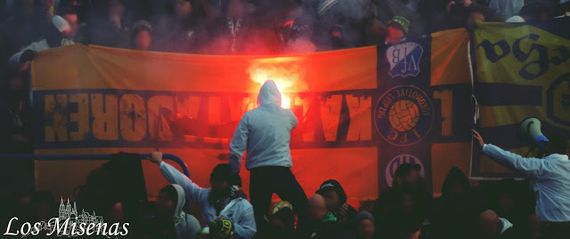 Chemie-Fan zündet Zaunfahne der Lokalmatadoren von Lok Leipzig an. Bild: losmisenas.blogspot.de