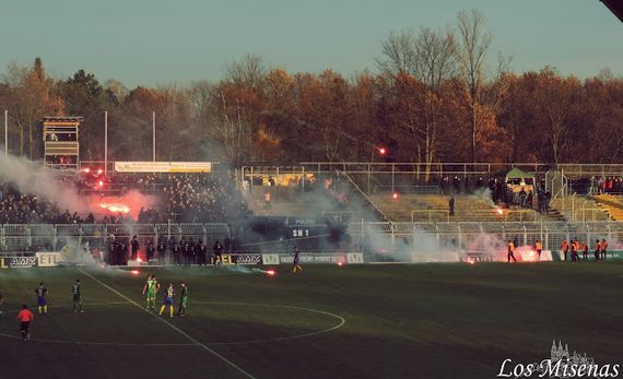 Raketen flogen zwischen Lok und Chemie-Fans hin und her. Bild: losmisenas.blogspot.de