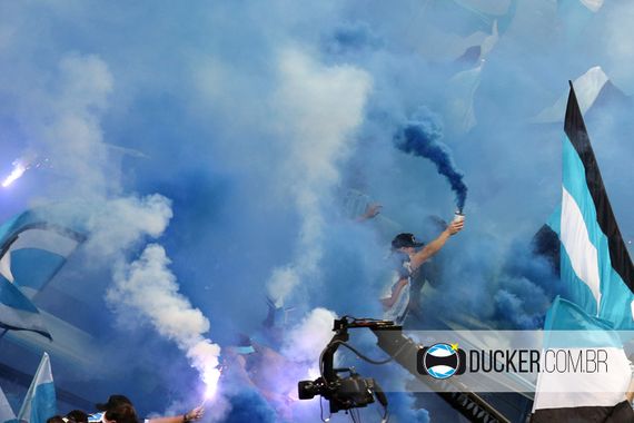 Pyroshow der Grêmio-Fans.<br />Bild: www.ducker.com.br“><figcaption>Pyroshow der Grêmio-Fans.<br />Bild: www.ducker.com.br</figcaption></figure>
            </div>

                    </article>

                <section class=