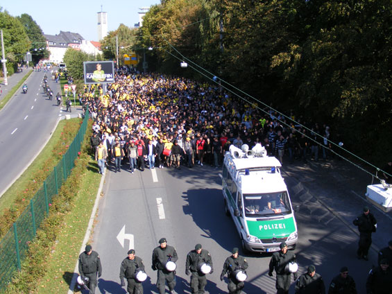 Die BVB-Fanszene will sich vom Fanprojekt aus in Richtung Stadion aufmachen.<br />Bild: PLU”><figcaption>Die BVB-Fanszene will sich vom Fanprojekt aus in Richtung Stadion aufmachen.<br />Bild: PLU</figcaption></figure>
<figure><img decoding=