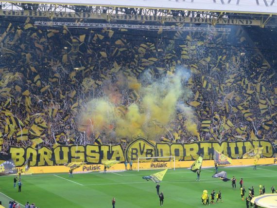 Das Chaos-Intro auf der Südtribüne. Bild: Susanne Blondundblau