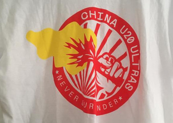 Die Satire-Facebook Seite ist zum Feindbild chinesischer Ultras geworden.<br />Bild: China U20 Ultras Südwest”><figcaption>Die Satire-Facebook Seite ist zum Feindbild chinesischer Ultras geworden.<br />Bild: China U20 Ultras Südwest</figcaption></figure>
                </div>
                
                <!-- YouTube (Meta-Feld) -->
                
            </div>
        </article>

                <script>
        (function() {
            var root = document.querySelector('.ff-single-news-gallery');
            if (!root) return;
            var slides = root.querySelectorAll('.ff-single-news-gallery-slide');
            var dots = root.querySelectorAll('.ff-single-news-gallery-dot');
            var prev = root.querySelector('.ff-single-news-gallery-prev');
            var next = root.querySelector('.ff-single-news-gallery-next');
            var n = slides.length;
            if (n < 2) return;
            var i = 0;
            function closeAllImgInfo() {
                root.querySelectorAll('.ff-fv-img-info-host.is-info-open').forEach(function(host) {
                    host.classList.remove('is-info-open');
                    var b = host.querySelector('.ff-fv-img-info-btn');
                    var p = host.querySelector('.ff-fv-img-info-panel');
                    if (b) b.setAttribute('aria-expanded', 'false');
                    if (p) p.setAttribute('aria-hidden', 'true');
                });
            }
            function show(idx) {
                closeAllImgInfo();
                i = ((idx % n) + n) % n;
                for (var s = 0; s < n; s++) {
                    if (s === i) slides[s].removeAttribute('hidden'); else slides[s].setAttribute('hidden', '');
                }
                for (var s = 0; s < dots.length; s++) {
                    dots[s].classList.toggle('is-active', s === i);
                    dots[s].setAttribute('aria-selected', s === i ? 'true' : 'false');
                }
            }
            if (prev) prev.addEventListener('click', function() { show(i - 1); });
            if (next) next.addEventListener('click', function() { show(i + 1); });
            for (var d = 0; d < dots.length; d++) {
                (function(di) { dots[di].addEventListener('click', function() { show(di); }); })(d);
            }
        })();
        </script>
        
        <!-- Kommentare -->
                <section class=
