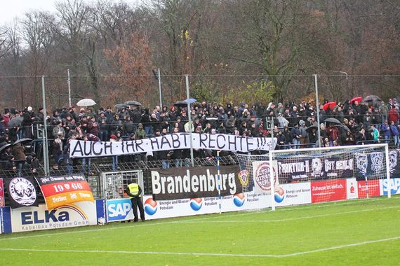 Die Fraktion H zeigte in Babelsberg ein doppeldeutiges Plakat.<br />Bild: 03fotos.de”><figcaption>Die Fraktion H zeigte in Babelsberg ein doppeldeutiges Plakat.<br />Bild: 03fotos.de</figcaption></figure>
<figure><img decoding=