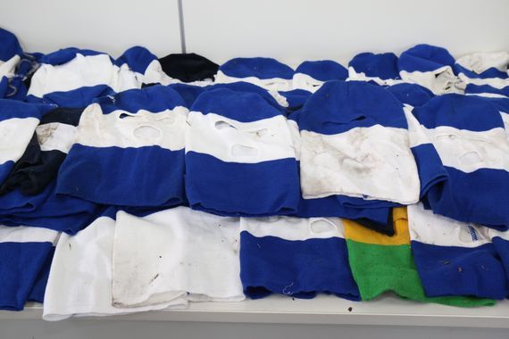 Bei der Einkesselung von Schalke-Fans gefundene Sturmhauben. Solche Gegenstände werden von Ultras benutzt, um beispielsweise bei Pyroaktionen unkenntlich zu bleiben.<br />Bild: Polizei Dortmund”><figcaption>Bei der Einkesselung von Schalke-Fans gefundene Sturmhauben. Solche Gegenstände werden von Ultras benutzt, um beispielsweise bei Pyroaktionen unkenntlich zu bleiben.<br />Bild: Polizei Dortmund</figcaption></figure>
<figure><img decoding=