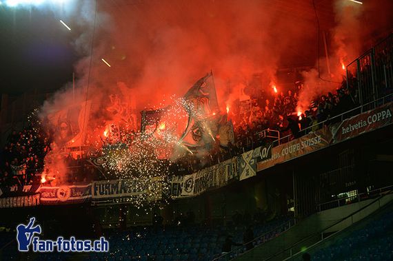 Die zweite Pyroshow der FC Luzern Fans gestern.<br />Bild: fcl.fan-fotos.ch“><figcaption>Die zweite Pyroshow der FC Luzern Fans gestern.<br />Bild: fcl.fan-fotos.ch</figcaption></figure>
            </div>

                    </article>

                <section class=
