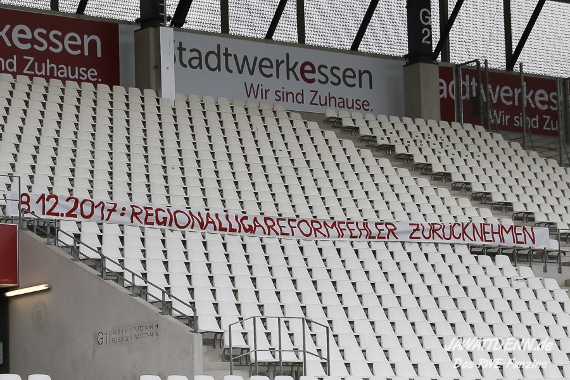 Bisher steigen nicht alle Regionalliga-Meister auf, was zu Diskussionen führt.<br />Bild: Jawattdenn.de”><figcaption>Bisher steigen nicht alle Regionalliga-Meister auf, was zu Diskussionen führt.<br />Bild: Jawattdenn.de</figcaption></figure>
                </div>
                
                <!-- YouTube (Meta-Feld) -->
                
            </div>
        </article>

                <script>
        (function() {
            var root = document.querySelector('.ff-single-news-gallery');
            if (!root) return;
            var slides = root.querySelectorAll('.ff-single-news-gallery-slide');
            var dots = root.querySelectorAll('.ff-single-news-gallery-dot');
            var prev = root.querySelector('.ff-single-news-gallery-prev');
            var next = root.querySelector('.ff-single-news-gallery-next');
            var n = slides.length;
            if (n < 2) return;
            var i = 0;
            function closeAllImgInfo() {
                root.querySelectorAll('.ff-fv-img-info-host.is-info-open').forEach(function(host) {
                    host.classList.remove('is-info-open');
                    var b = host.querySelector('.ff-fv-img-info-btn');
                    var p = host.querySelector('.ff-fv-img-info-panel');
                    if (b) b.setAttribute('aria-expanded', 'false');
                    if (p) p.setAttribute('aria-hidden', 'true');
                });
            }
            function show(idx) {
                closeAllImgInfo();
                i = ((idx % n) + n) % n;
                for (var s = 0; s < n; s++) {
                    if (s === i) slides[s].removeAttribute('hidden'); else slides[s].setAttribute('hidden', '');
                }
                for (var s = 0; s < dots.length; s++) {
                    dots[s].classList.toggle('is-active', s === i);
                    dots[s].setAttribute('aria-selected', s === i ? 'true' : 'false');
                }
            }
            if (prev) prev.addEventListener('click', function() { show(i - 1); });
            if (next) next.addEventListener('click', function() { show(i + 1); });
            for (var d = 0; d < dots.length; d++) {
                (function(di) { dots[di].addEventListener('click', function() { show(di); }); })(d);
            }
        })();
        </script>
        
        <!-- Kommentare -->
                <section class=