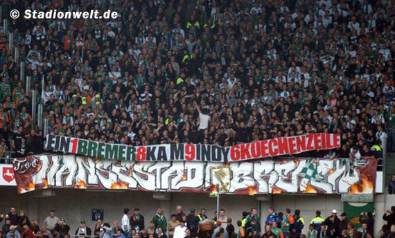 Spruchband der Bremer Ultras mit dem Passwort zum Forum der Ultras von Hannover 96.<br />Bild: Faszination Fankurve”><figcaption>Spruchband der Bremer Ultras mit dem Passwort zum Forum der Ultras von Hannover 96.<br />Bild: Faszination Fankurve</figcaption></figure>
<figure><img decoding=