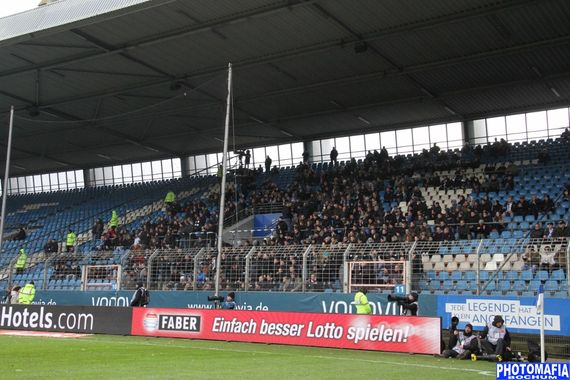 Trotz Stimmungsverzicht und erneutes Ausweichen in die Westkurve leidet die soziale Aktion der Ultras Bochum nicht.<br />Bild: Photomafia-Bochum.de”><figcaption>Trotz Stimmungsverzicht und erneutes Ausweichen in die Westkurve leidet die soziale Aktion der Ultras Bochum nicht.<br />Bild: Photomafia-Bochum.de</figcaption></figure>
                </div>
                
                <!-- YouTube (Meta-Feld) -->
                
            </div>
        </article>

                <script>
        (function() {
            var root = document.querySelector('.ff-single-news-gallery');
            if (!root) return;
            var slides = root.querySelectorAll('.ff-single-news-gallery-slide');
            var dots = root.querySelectorAll('.ff-single-news-gallery-dot');
            var prev = root.querySelector('.ff-single-news-gallery-prev');
            var next = root.querySelector('.ff-single-news-gallery-next');
            var n = slides.length;
            if (n < 2) return;
            var i = 0;
            function closeAllImgInfo() {
                root.querySelectorAll('.ff-fv-img-info-host.is-info-open').forEach(function(host) {
                    host.classList.remove('is-info-open');
                    var b = host.querySelector('.ff-fv-img-info-btn');
                    var p = host.querySelector('.ff-fv-img-info-panel');
                    if (b) b.setAttribute('aria-expanded', 'false');
                    if (p) p.setAttribute('aria-hidden', 'true');
                });
            }
            function show(idx) {
                closeAllImgInfo();
                i = ((idx % n) + n) % n;
                for (var s = 0; s < n; s++) {
                    if (s === i) slides[s].removeAttribute('hidden'); else slides[s].setAttribute('hidden', '');
                }
                for (var s = 0; s < dots.length; s++) {
                    dots[s].classList.toggle('is-active', s === i);
                    dots[s].setAttribute('aria-selected', s === i ? 'true' : 'false');
                }
            }
            if (prev) prev.addEventListener('click', function() { show(i - 1); });
            if (next) next.addEventListener('click', function() { show(i + 1); });
            for (var d = 0; d < dots.length; d++) {
                (function(di) { dots[di].addEventListener('click', function() { show(di); }); })(d);
            }
        })();
        </script>
        
        <!-- Kommentare -->
                <section class=