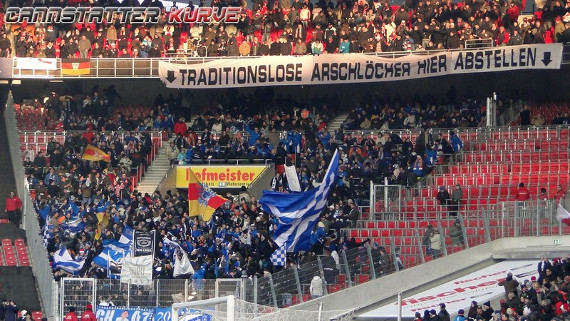 Plakat der VfB-Fans über den Anhängern der TSG Hoffenheim.<br />Bild: Cannstatter-Kurve.de”><figcaption>Plakat der VfB-Fans über den Anhängern der TSG Hoffenheim.<br />Bild: Cannstatter-Kurve.de</figcaption></figure>
                </div>
                
                <!-- YouTube (Meta-Feld) -->
                
            </div>
        </article>

                <script>
        (function() {
            var root = document.querySelector('.ff-single-news-gallery');
            if (!root) return;
            var slides = root.querySelectorAll('.ff-single-news-gallery-slide');
            var dots = root.querySelectorAll('.ff-single-news-gallery-dot');
            var prev = root.querySelector('.ff-single-news-gallery-prev');
            var next = root.querySelector('.ff-single-news-gallery-next');
            var n = slides.length;
            if (n < 2) return;
            var i = 0;
            function closeAllImgInfo() {
                root.querySelectorAll('.ff-fv-img-info-host.is-info-open').forEach(function(host) {
                    host.classList.remove('is-info-open');
                    var b = host.querySelector('.ff-fv-img-info-btn');
                    var p = host.querySelector('.ff-fv-img-info-panel');
                    if (b) b.setAttribute('aria-expanded', 'false');
                    if (p) p.setAttribute('aria-hidden', 'true');
                });
            }
            function show(idx) {
                closeAllImgInfo();
                i = ((idx % n) + n) % n;
                for (var s = 0; s < n; s++) {
                    if (s === i) slides[s].removeAttribute('hidden'); else slides[s].setAttribute('hidden', '');
                }
                for (var s = 0; s < dots.length; s++) {
                    dots[s].classList.toggle('is-active', s === i);
                    dots[s].setAttribute('aria-selected', s === i ? 'true' : 'false');
                }
            }
            if (prev) prev.addEventListener('click', function() { show(i - 1); });
            if (next) next.addEventListener('click', function() { show(i + 1); });
            for (var d = 0; d < dots.length; d++) {
                (function(di) { dots[di].addEventListener('click', function() { show(di); }); })(d);
            }
        })();
        </script>
        
        <!-- Kommentare -->
                <section class=