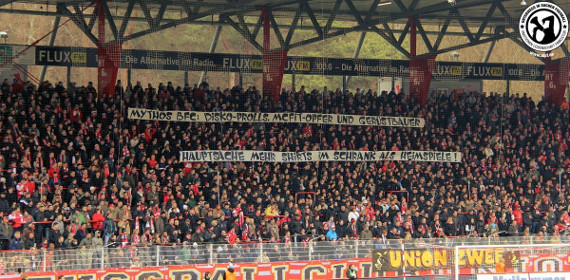 Gegen den BFC gerichtetes Spruchband auf der Waldseite.<br />Bild: Unterwegs in Sachen Fussball – www.uisf.de”><figcaption>Gegen den BFC gerichtetes Spruchband auf der Waldseite.<br />Bild: Unterwegs in Sachen Fussball – www.uisf.de</figcaption></figure>
<figure><img decoding=