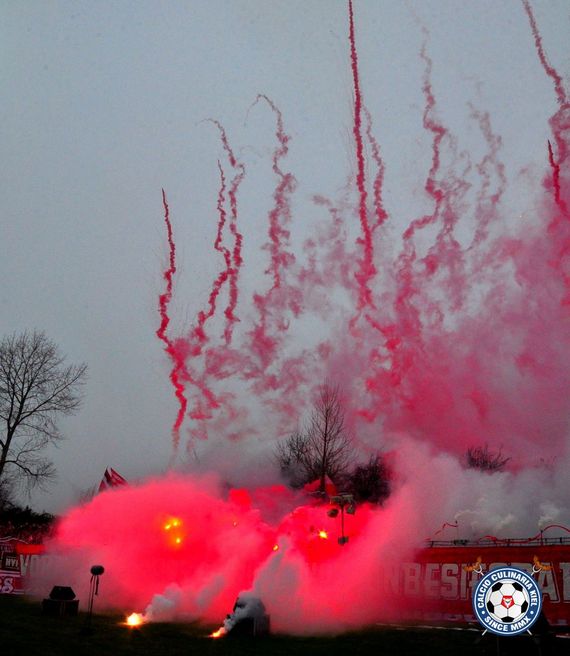 Pyroshow der Fortuna Düsseldorf Fans.<br />Bild: Calcio-Culinaria.de”><figcaption>Pyroshow der Fortuna Düsseldorf Fans.<br />Bild: Calcio-Culinaria.de</figcaption></figure>
<figure><img decoding=