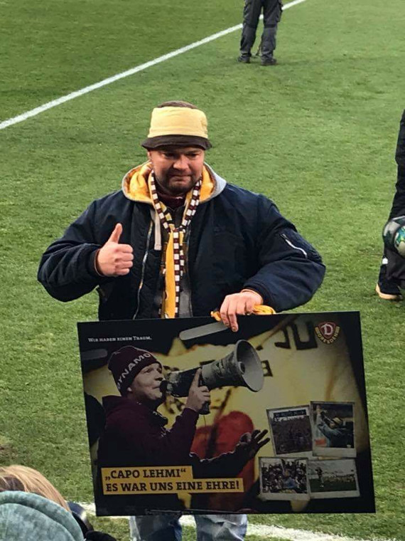 Vor dem Spiel bekam Lehmi ein Geschenk überreicht.<br />Bild: Ruhestörer”><figcaption>Vor dem Spiel bekam Lehmi ein Geschenk überreicht.<br />Bild: Ruhestörer</figcaption></figure>
                </div>
                
                <!-- YouTube (Meta-Feld) -->
                
            </div>
        </article>

                <script>
        (function() {
            var root = document.querySelector('.ff-single-news-gallery');
            if (!root) return;
            var slides = root.querySelectorAll('.ff-single-news-gallery-slide');
            var dots = root.querySelectorAll('.ff-single-news-gallery-dot');
            var prev = root.querySelector('.ff-single-news-gallery-prev');
            var next = root.querySelector('.ff-single-news-gallery-next');
            var n = slides.length;
            if (n < 2) return;
            var i = 0;
            function closeAllImgInfo() {
                root.querySelectorAll('.ff-fv-img-info-host.is-info-open').forEach(function(host) {
                    host.classList.remove('is-info-open');
                    var b = host.querySelector('.ff-fv-img-info-btn');
                    var p = host.querySelector('.ff-fv-img-info-panel');
                    if (b) b.setAttribute('aria-expanded', 'false');
                    if (p) p.setAttribute('aria-hidden', 'true');
                });
            }
            function show(idx) {
                closeAllImgInfo();
                i = ((idx % n) + n) % n;
                for (var s = 0; s < n; s++) {
                    if (s === i) slides[s].removeAttribute('hidden'); else slides[s].setAttribute('hidden', '');
                }
                for (var s = 0; s < dots.length; s++) {
                    dots[s].classList.toggle('is-active', s === i);
                    dots[s].setAttribute('aria-selected', s === i ? 'true' : 'false');
                }
            }
            if (prev) prev.addEventListener('click', function() { show(i - 1); });
            if (next) next.addEventListener('click', function() { show(i + 1); });
            for (var d = 0; d < dots.length; d++) {
                (function(di) { dots[di].addEventListener('click', function() { show(di); }); })(d);
            }
        })();
        </script>
        
        <!-- Kommentare -->
                <section class=