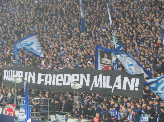 Spruchband der Ultras Gelsenkirchen für Milan.<br />Bild: Susanneblondundblau”><figcaption>Spruchband der Ultras Gelsenkirchen für Milan.<br />Bild: Susanneblondundblau</figcaption></figure>
<figure><img decoding=