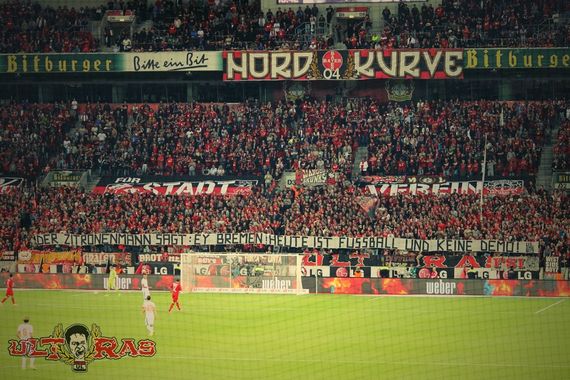 Zitronenmann Spruchband der Ultras Leverkusen mit Kritik an politischer Orientierung der Bremer Ultràszene.<br />Bild: Ultras-Leverkusen.de”><figcaption>Zitronenmann Spruchband der Ultras Leverkusen mit Kritik an politischer Orientierung der Bremer Ultràszene.<br />Bild: Ultras-Leverkusen.de</figcaption></figure>
<figure><img decoding=