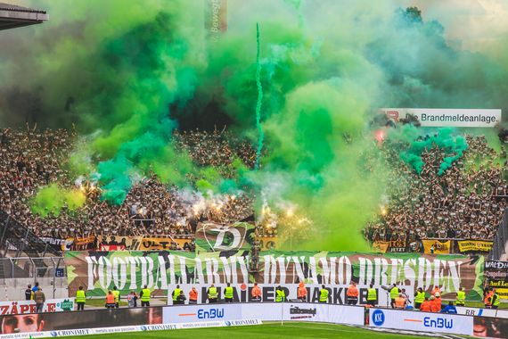 Dynamo Dresden Fans in Karlsruhe.<br />Bild: Supporters-Karlsruhe.de”><figcaption>Dynamo Dresden Fans in Karlsruhe.<br />Bild: Supporters-Karlsruhe.de</figcaption></figure>
<figure><img decoding=