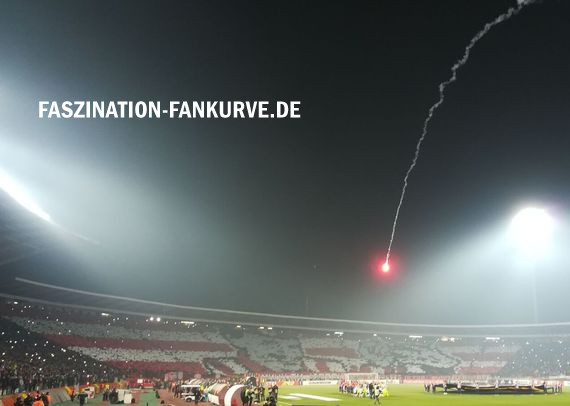 Choreografie der Roter Stern Fans und aus dem Gästeblock abgefeuerte Rakete.<br />Bild: Faszination Fankurve“><figcaption>Choreografie der Roter Stern Fans und aus dem Gästeblock abgefeuerte Rakete.<br />Bild: Faszination Fankurve</figcaption></figure>
<figure><img decoding=