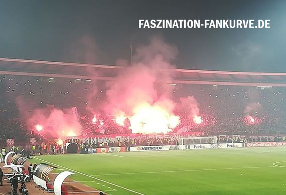 Eine der Pyroshows der Belgrader Fans.<br />    <button type=