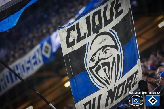 Weil ein Doppelhalter die Sicht auf das Spielfeld versperrte soll es zur Schlägerei gekommen sein.<br />Bild: hsv-sc.de”><figcaption>Weil ein Doppelhalter die Sicht auf das Spielfeld versperrte soll es zur Schlägerei gekommen sein.<br />Bild: hsv-sc.de</figcaption></figure>
<figure><img decoding=