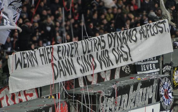Spruchband in der Nordwestkurve.<br />Bild: Eintracht-Online.net”><figcaption>Spruchband in der Nordwestkurve.<br />Bild: Eintracht-Online.net</figcaption></figure>
<figure><img decoding=