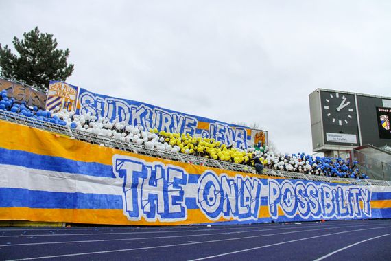 Der zweite Teil der Choreografie in der Südkurve Jena.<br />Bild: Horda-Azzuro.de”><figcaption>Der zweite Teil der Choreografie in der Südkurve Jena.<br />Bild: Horda-Azzuro.de</figcaption></figure>
<figure><img decoding=
