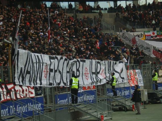 Spruchband der Frankfurter Ultras nach dem Tod von Gabriele Sandri.<br />Bild: Eintracht-Online.net”><figcaption>Spruchband der Frankfurter Ultras nach dem Tod von Gabriele Sandri.<br />Bild: Eintracht-Online.net</figcaption></figure>
                </div>
                
                <!-- YouTube (Meta-Feld) -->
                
            </div>
        </article>

                <script>
        (function() {
            var root = document.querySelector('.ff-single-news-gallery');
            if (!root) return;
            var slides = root.querySelectorAll('.ff-single-news-gallery-slide');
            var dots = root.querySelectorAll('.ff-single-news-gallery-dot');
            var prev = root.querySelector('.ff-single-news-gallery-prev');
            var next = root.querySelector('.ff-single-news-gallery-next');
            var n = slides.length;
            if (n < 2) return;
            var i = 0;
            function closeAllImgInfo() {
                root.querySelectorAll('.ff-fv-img-info-host.is-info-open').forEach(function(host) {
                    host.classList.remove('is-info-open');
                    var b = host.querySelector('.ff-fv-img-info-btn');
                    var p = host.querySelector('.ff-fv-img-info-panel');
                    if (b) b.setAttribute('aria-expanded', 'false');
                    if (p) p.setAttribute('aria-hidden', 'true');
                });
            }
            function show(idx) {
                closeAllImgInfo();
                i = ((idx % n) + n) % n;
                for (var s = 0; s < n; s++) {
                    if (s === i) slides[s].removeAttribute('hidden'); else slides[s].setAttribute('hidden', '');
                }
                for (var s = 0; s < dots.length; s++) {
                    dots[s].classList.toggle('is-active', s === i);
                    dots[s].setAttribute('aria-selected', s === i ? 'true' : 'false');
                }
            }
            if (prev) prev.addEventListener('click', function() { show(i - 1); });
            if (next) next.addEventListener('click', function() { show(i + 1); });
            for (var d = 0; d < dots.length; d++) {
                (function(di) { dots[di].addEventListener('click', function() { show(di); }); })(d);
            }
        })();
        </script>
        
        <!-- Kommentare -->
                <section class=