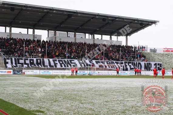 FSV Zwickau-Fans fragen sich, ob Fußballfans mittlerweile zum Staatsfeind Nr. 1 erklärt wurden.<br />Bild: ChemieHalle.de”><figcaption>FSV Zwickau-Fans fragen sich, ob Fußballfans mittlerweile zum Staatsfeind Nr. 1 erklärt wurden.<br />Bild: ChemieHalle.de</figcaption></figure>
<figure><img decoding=