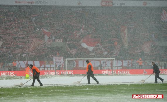Das Spiel in Köln wurde wegen Schneefalls mit 30 Minuten Verspätung angepfiffen.<br />Bild: nur-der-scf.de”><figcaption>Das Spiel in Köln wurde wegen Schneefalls mit 30 Minuten Verspätung angepfiffen.<br />Bild: nur-der-scf.de</figcaption></figure>
<figure><img decoding=