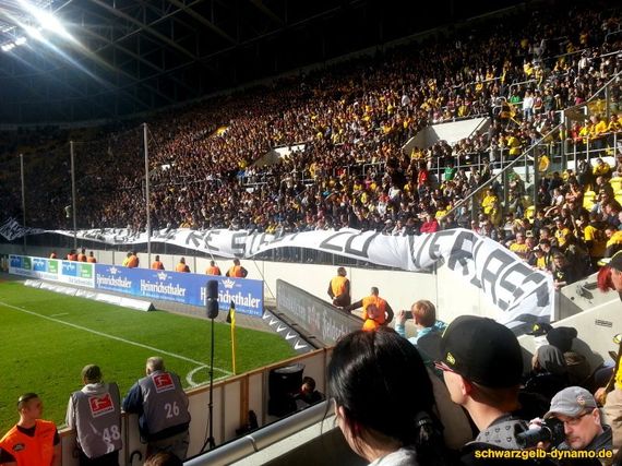 Ihr habt eine Stunde, die Stadt zu verlassen!-Spruchband im K-Block.<br />Bild: schwarzgelb-dynamo.de”><figcaption>Ihr habt eine Stunde, die Stadt zu verlassen!-Spruchband im K-Block.<br />Bild: schwarzgelb-dynamo.de</figcaption></figure>
<figure><img decoding=