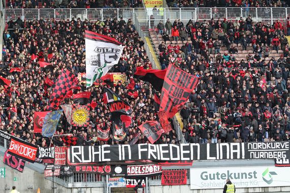 Spruchband der Nordkurve Nürnberg.<br />Bild: www.der-betze-brennt.de”><figcaption>Spruchband der Nordkurve Nürnberg.<br />Bild: www.der-betze-brennt.de</figcaption></figure>
<figure><img decoding=